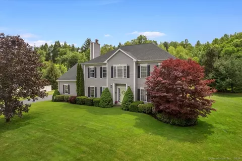 15 Nature Trl, Hamden, CT 06518