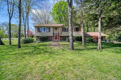 670 Raymond Hill Rd, Montville, CT 06382