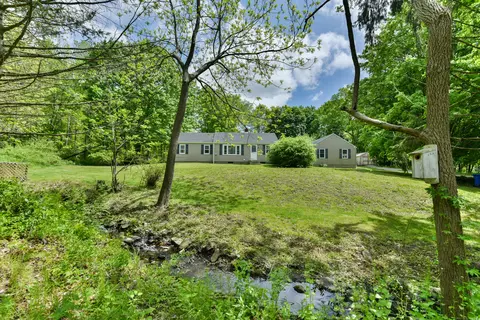 10 Quasset Rd, Pomfret, CT 06259