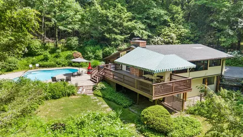 6 Great Pond Ln, Redding, CT 06896