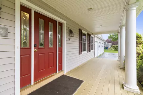 18 Deerfield Rd, Waterford, CT 06385