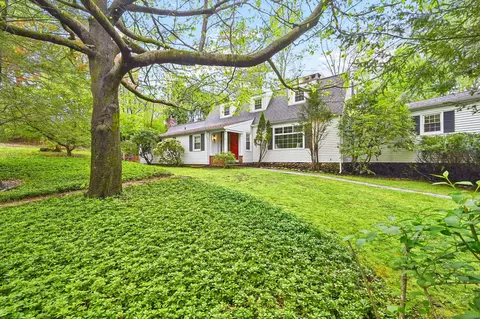 14 Powder Horn Hl, Brookfield, CT 06804