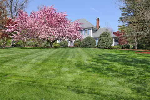 5 Emerald Ln, Woodbridge, CT 06525
