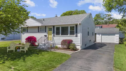 96 Skyline Dr, West Haven, CT 06516