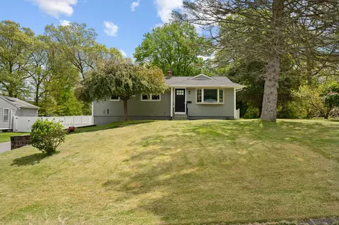 17 Fowler Dr, Montville, CT 06382