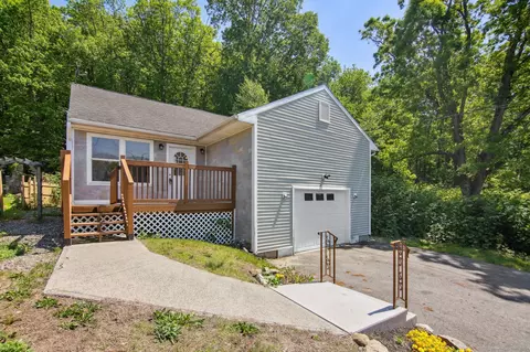 988 Pearl Lake Rd, Waterbury, CT 06706