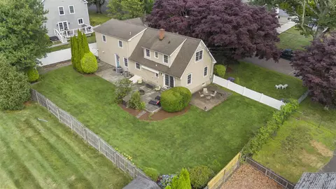 73 Fortuna Dr, Fairfield, CT 06824