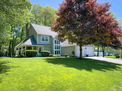 4 Green Woods Ln, Farmington, CT 06085