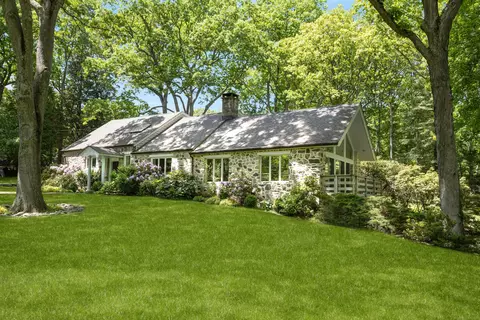 102 Cascade Rd, Stamford, CT 06903