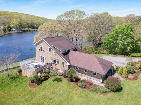 20 Riverhead Ln, East Lyme, CT 06333
