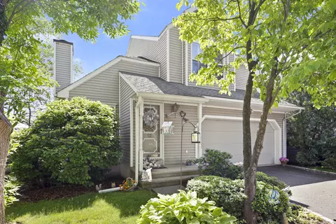 162 Colonial Rd #12, Stamford, CT 06906