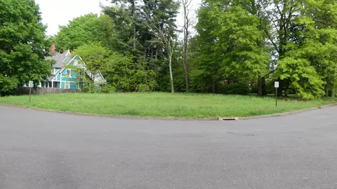 Beleden Gardens Drive, Bristol, CT 06010