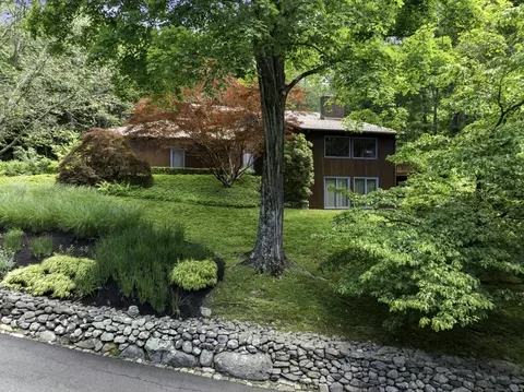 51 Old Mailcoach Rd, Redding, CT 06896