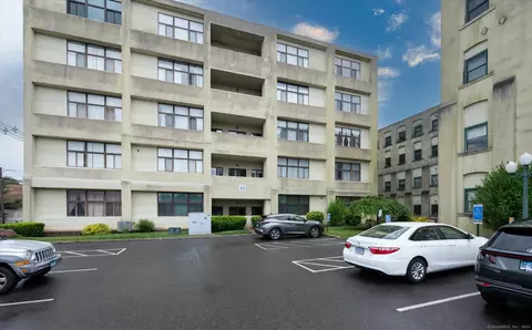 304 Judd Sq #304, Wallingford, CT 06492