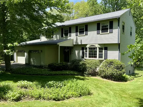 17 Paula Ln, Waterford, CT 06385