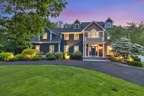 2 Jeremy Garden Ln, Woodbridge, CT 06525