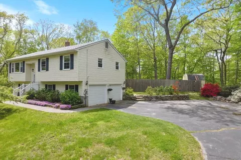 11 Lake St, Ledyard, CT 06339
