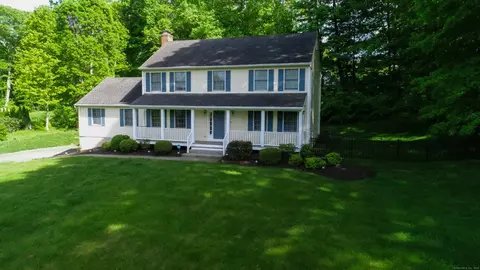 7 Parkwood Dr, Brookfield, CT 06804