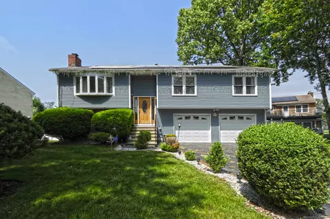 15 Squire Ct, Milford, CT 06460