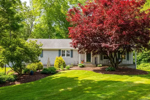 22 Arrowhead Dr, Simsbury, CT 06092