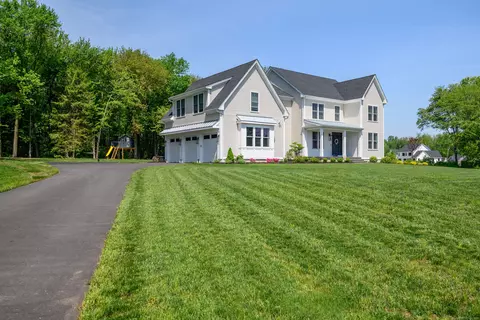 1 Holly Ln, Sandy Hook, CT 06482