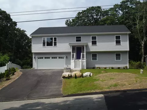 35 Blueberry Hill Rd, Groton, CT 06340