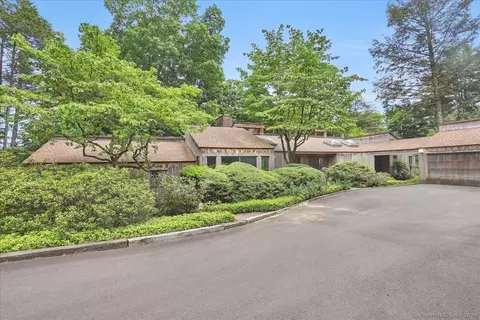 81 Beacon Hill Dr, West Hartford, CT 06117