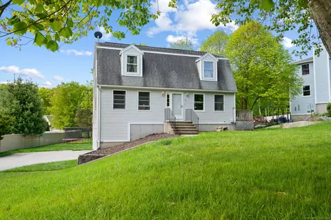 43 Hickory Ln, Waterford, CT 06385