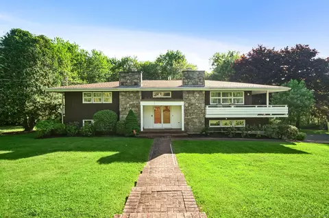 100 Roosevelt Dr, Trumbull, CT 06611