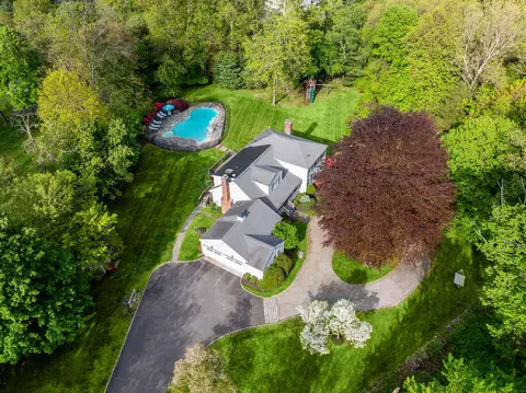40 Victoria Ct, Fairfield, CT 06824
