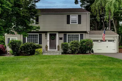 27 Sunrise Hill Dr, West Hartford, CT 06107