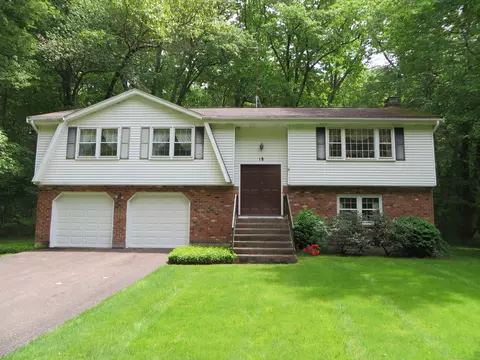 18 Burnwood Dr, Bloomfield, CT 06002