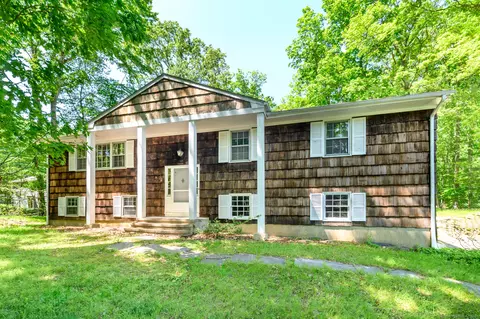 28 Mcintosh Ct, Stamford, CT 06903