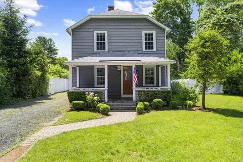 62 Railroad Ave, Madison, CT 06443