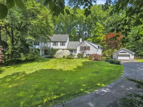 206 W Haviland Ln, Stamford, CT 06903