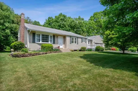 110 Latimer Ln, Simsbury, CT 06089