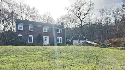 16 Fox Chase Rd, Bloomfield, CT 06002
