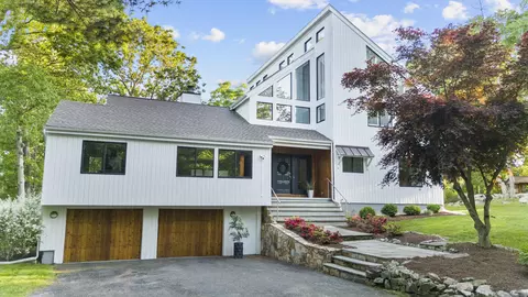 19 Laurel Lk E, Weston, CT 06883