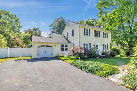 122 Pilgrim Dr, Windsor, CT 06095