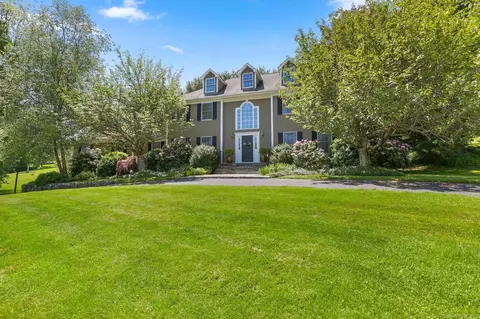 31 Kent Ln, Trumbull, CT 06611