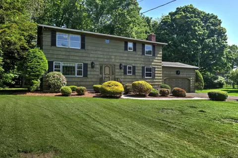 105 Robinwood Rd, Hamden, CT 06517