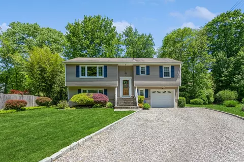 29 Deepwood Ln, Norwalk, CT 06854