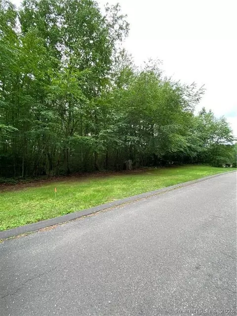 39 Laurelwood Pond Ln, New Hartford, CT 06057
