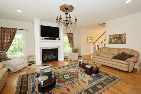 10 E Bassett Ln, Derby, CT 06418