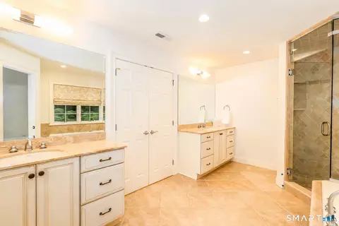 Bath - 44 Old Green Rd, Sandy Hook, CT 06482 photo 4 of 5