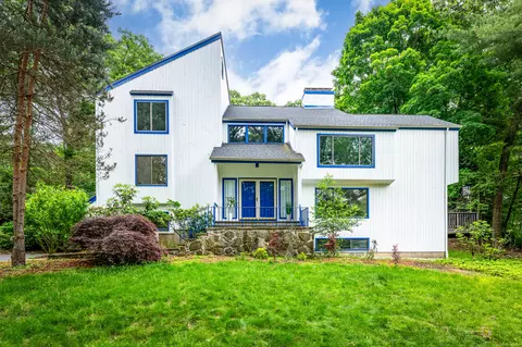 26 General Waterbury Ln, Stamford, CT 06902