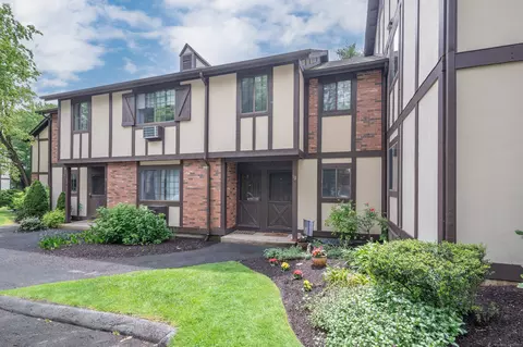19 Andover Ct #19, Brookfield, CT 06804