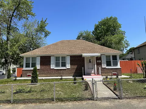 436 Pearl Harbor St, Bridgeport, CT 06610