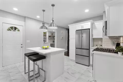 5 Brookdale Ave, Bloomfield, CT 06002