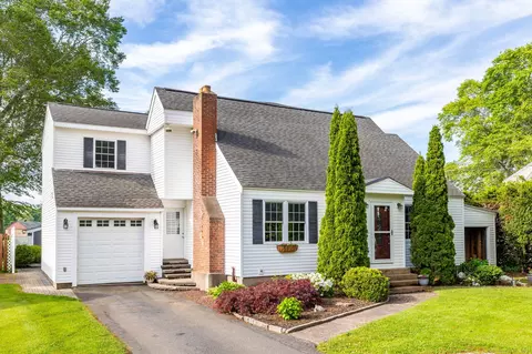 13 Edgewood St, Cromwell, CT 06416